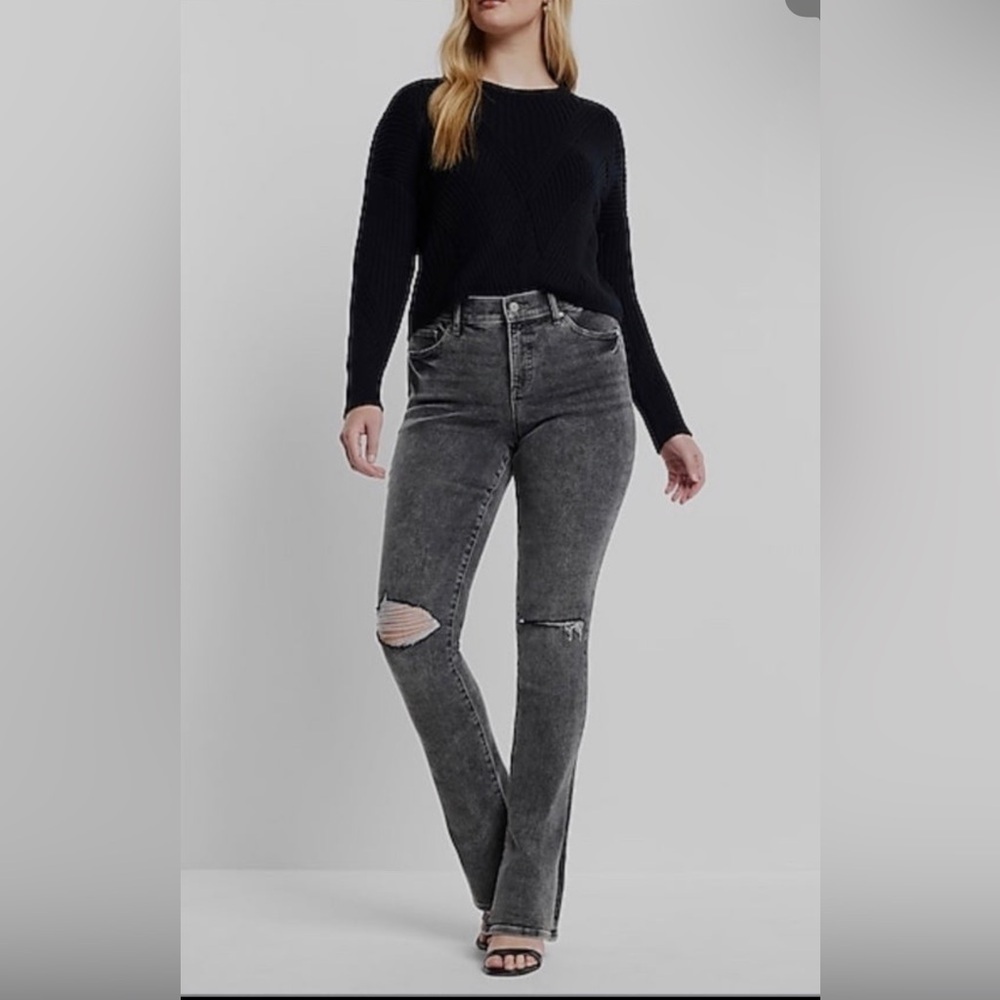 Express flared ripped/distressed gray/black wash jeans size 8 r
Stretchy comfy